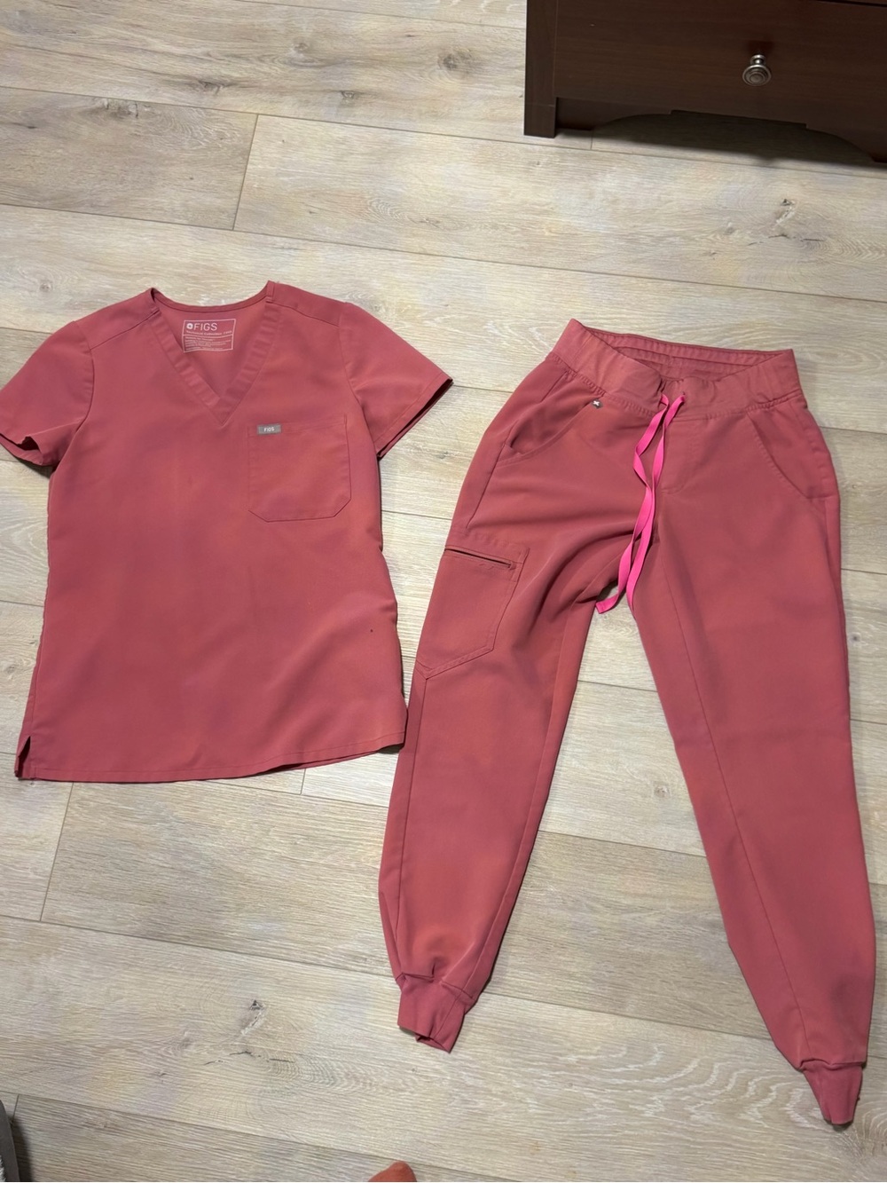 Figs Women's Rose Dusty Scrub Top and Joggers Set